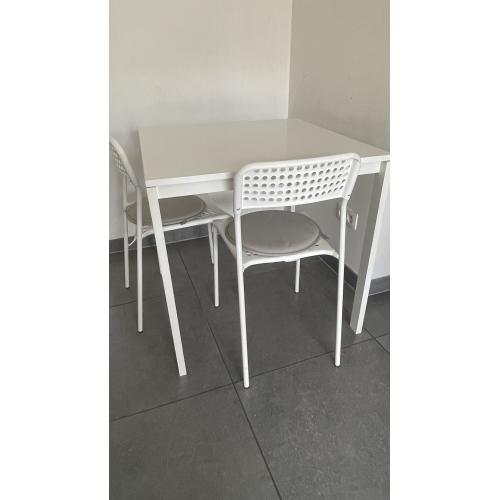 Weg wegens verhuis - witte IKEA tafel   2 stoelen met kussens