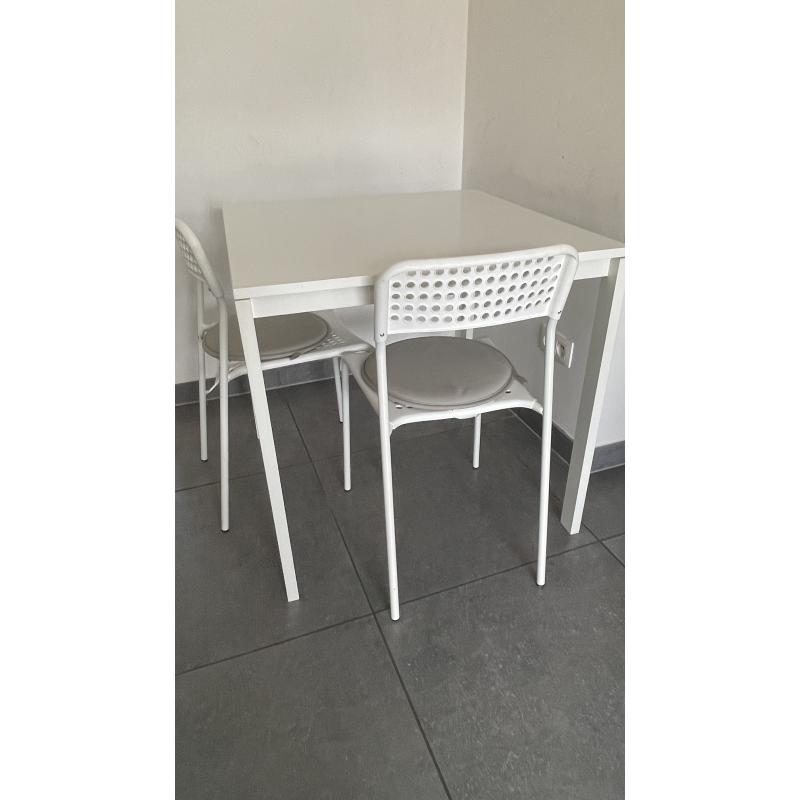 Weg wegens verhuis - witte IKEA tafel   2 stoelen met kussens