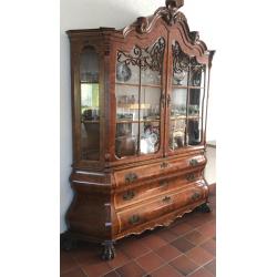 Klassieke notenhouten vitrine Kast  en staande klok uit 1970-1975