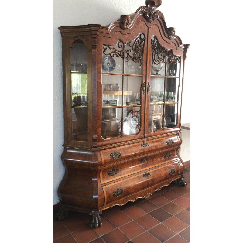 Klassieke notenhouten vitrine Kast  en staande klok uit 1970-1975
