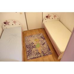 Complete kinderkamer 2 bedden,2 nacht tafels,1 kleding kast