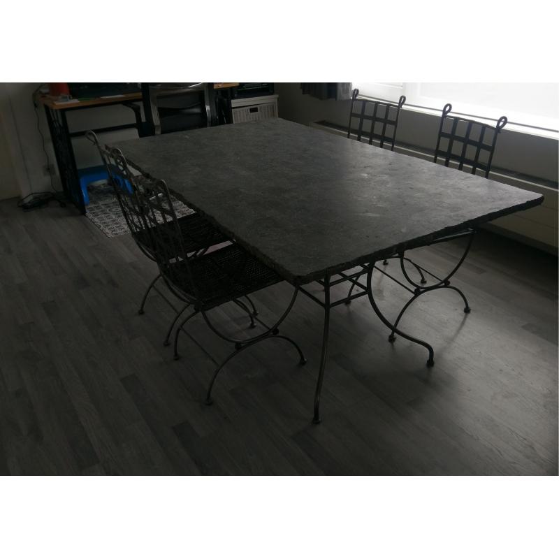 Mooie tafel met stenen blad   6 stoelen