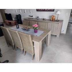 Modern landelijke eetkamer in licht eikenkleur