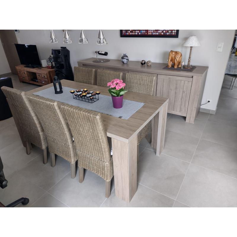 Modern landelijke eetkamer in licht eikenkleur