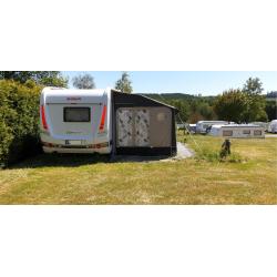 Caravan met grote voortent voor winter en zomer in nieuwstaat
