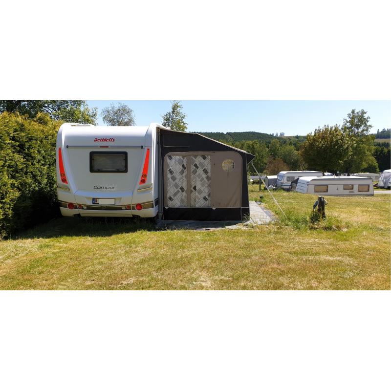 Caravan met grote voortent voor winter en zomer in nieuwstaat