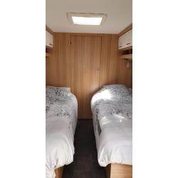 Caravan met grote voortent voor winter en zomer in nieuwstaat