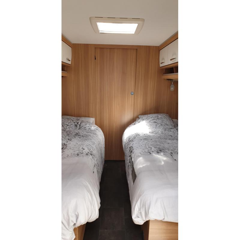 Caravan met grote voortent voor winter en zomer in nieuwstaat