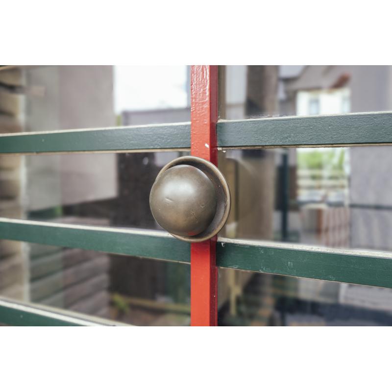 modernistische woning met praktijk of burelen in groen kader, Brasschaat