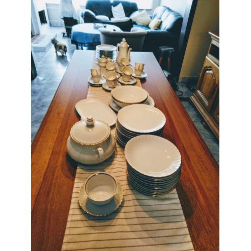 69-delig eet-en koffieservies.