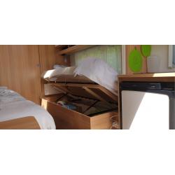 Caravan met grote voortent voor winter en zomer in nieuwstaat