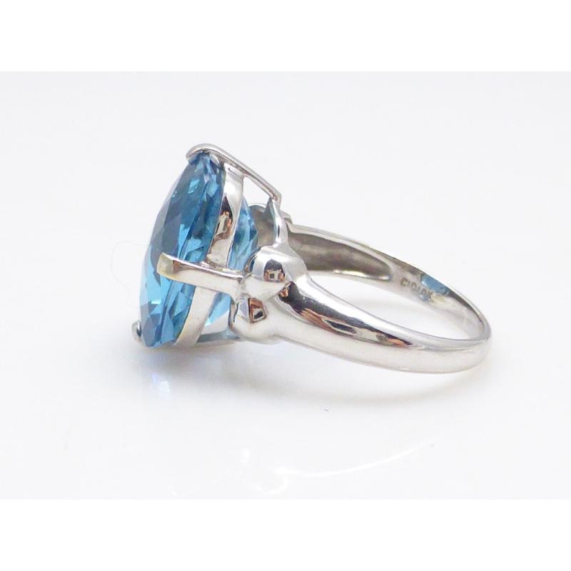 Veiling van een Clyde Dunier 10kt witgouden ring met topaas