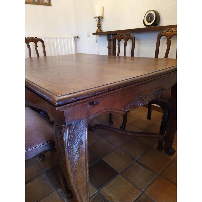 Eettafel met 6 stoelen.