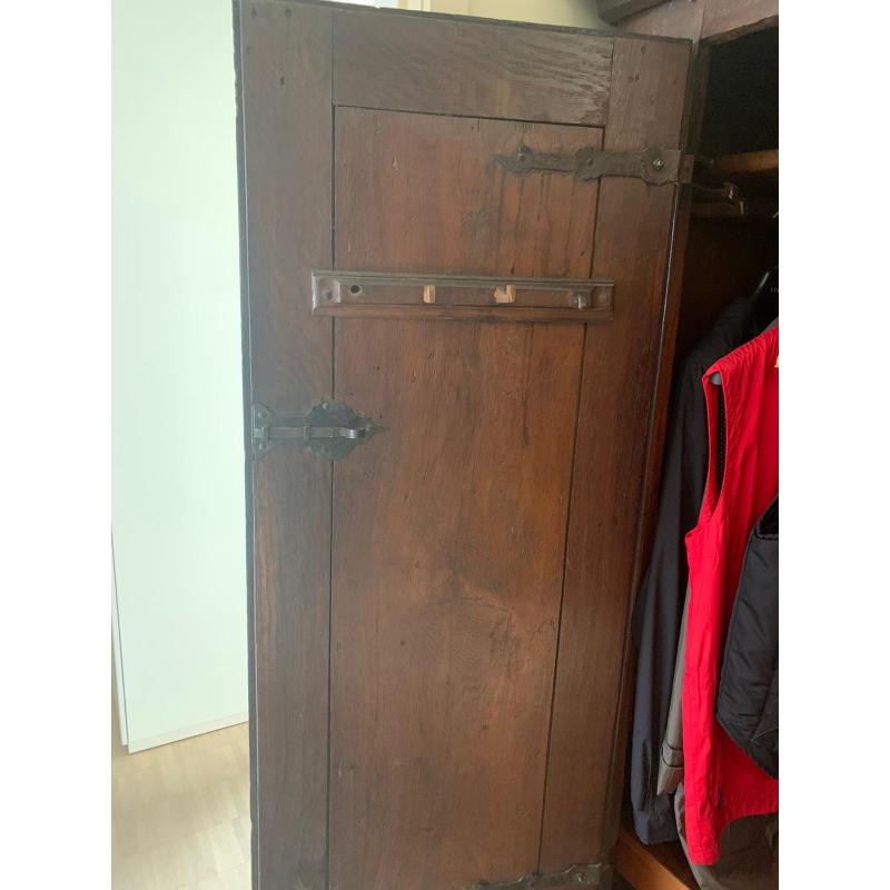 Duitste antieke vestiaire kast