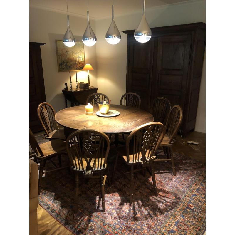 Antieke tafel met 8 antieke winsor stoelen