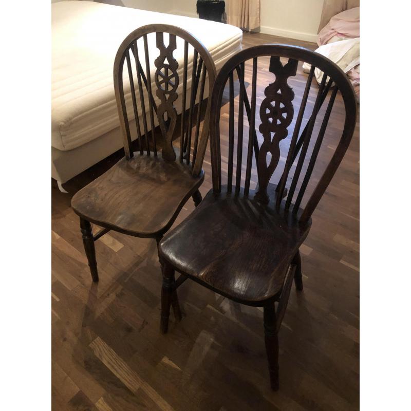 Antieke tafel met 8 antieke winsor stoelen
