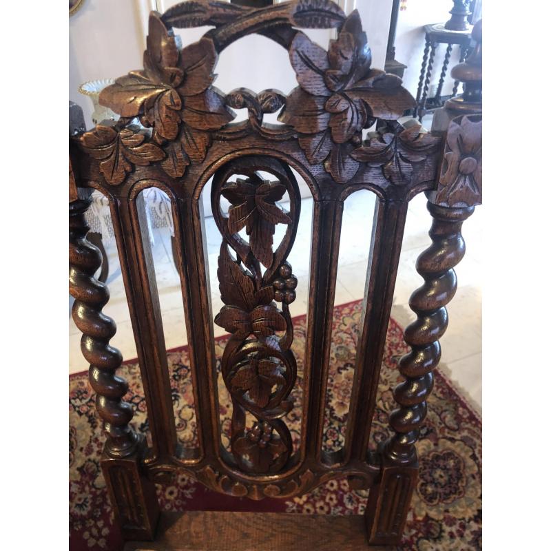 Antieke / oude decoratieartikelen - Houten Eettafel met 4 stoelen - fraai snijwerk