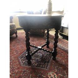 Antieke / oude decoratieartikelen - Houten Eettafel met 4 stoelen - fraai snijwerk
