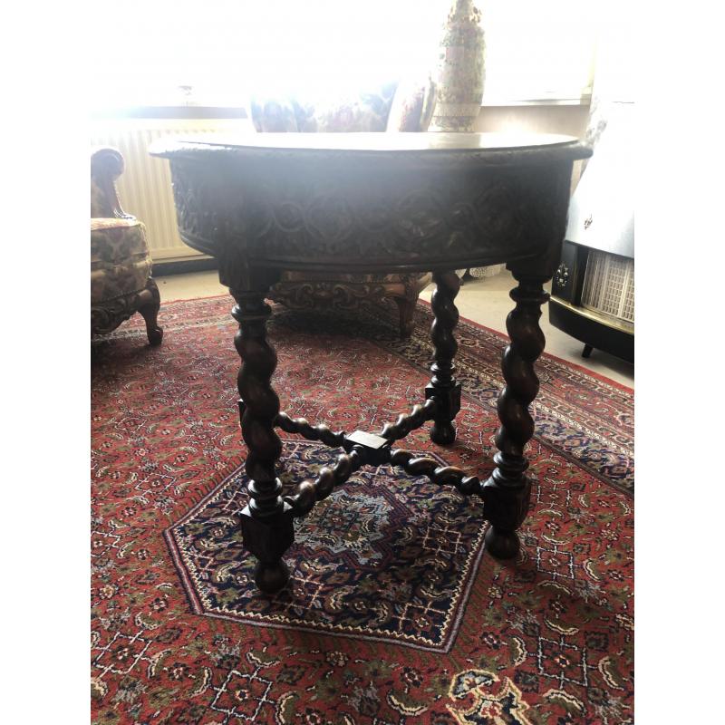 Antieke / oude decoratieartikelen - Houten Eettafel met 4 stoelen - fraai snijwerk