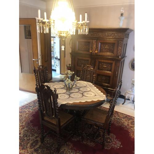 Antieke / oude decoratieartikelen - Houten Eettafel met 4 stoelen - fraai snijwerk