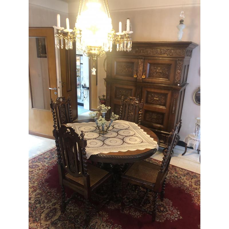 Antieke / oude decoratieartikelen - Houten Eettafel met 4 stoelen - fraai snijwerk
