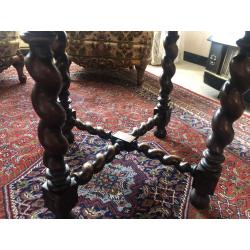 Antieke / oude decoratieartikelen - Houten Eettafel met 4 stoelen - fraai snijwerk
