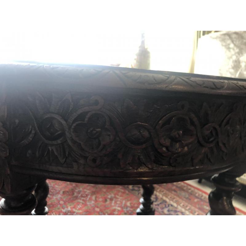 Antieke / oude decoratieartikelen - Houten Eettafel met 4 stoelen - fraai snijwerk