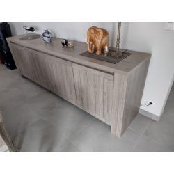 Modern landelijke eetkamer in licht eikenkleur