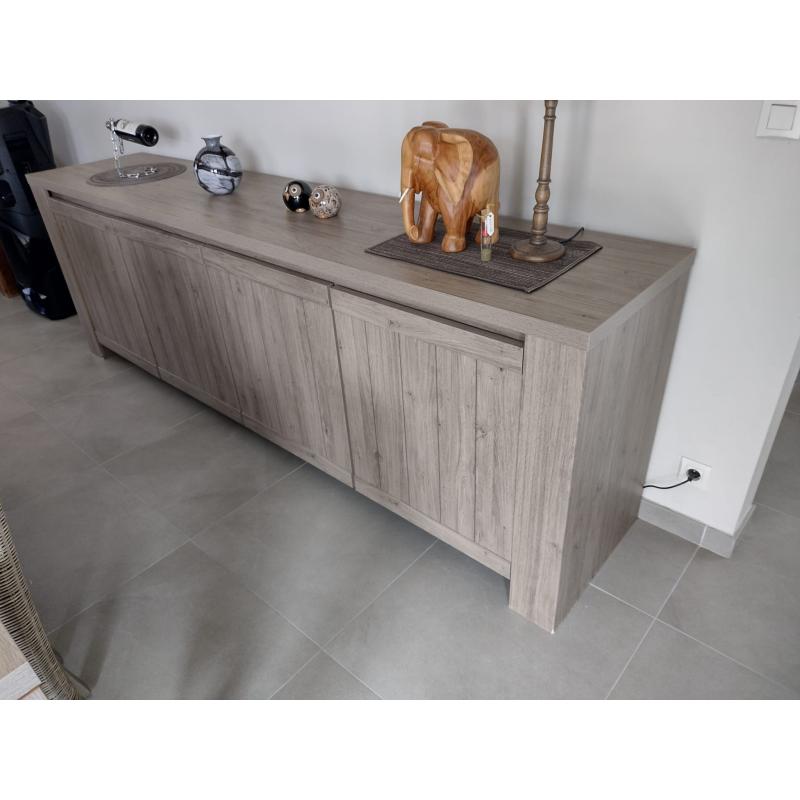Modern landelijke eetkamer in licht eikenkleur