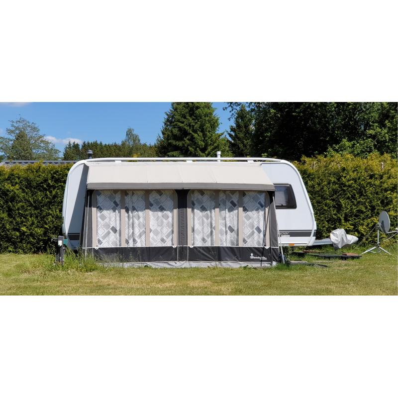 Caravan met grote voortent voor winter en zomer in nieuwstaat