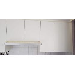 Een ingebouwde keuken greeploos uitgevoerd in witte laminaat in u-vorm