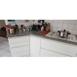 Een ingebouwde keuken greeploos uitgevoerd in witte laminaat in u-vorm