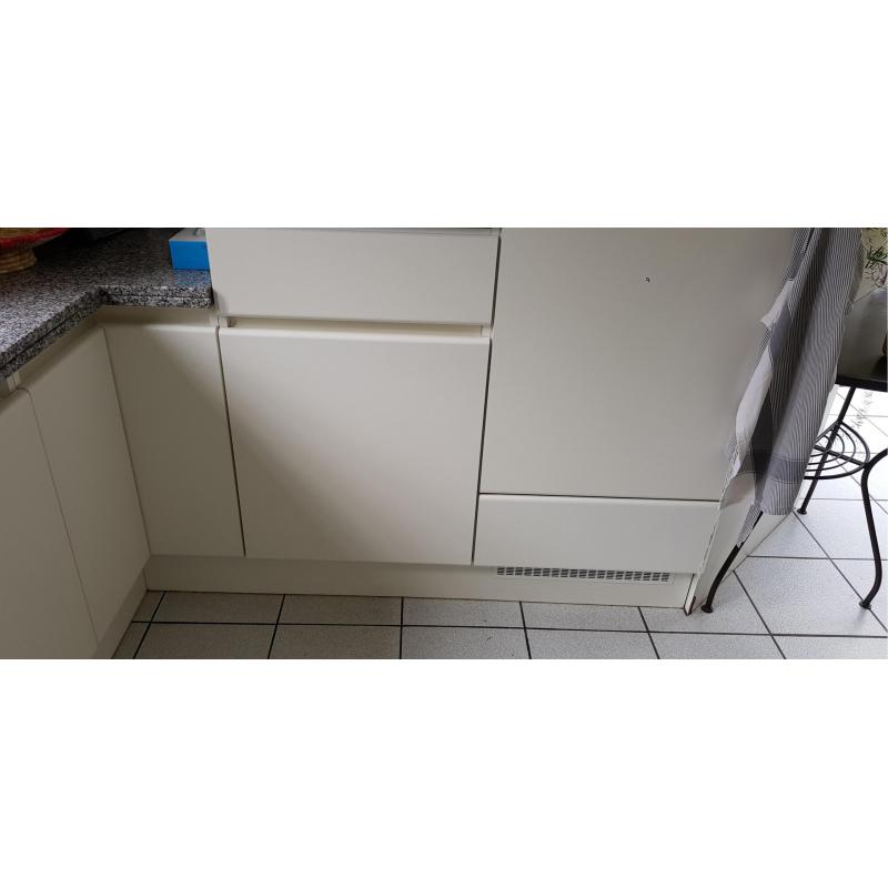 Een ingebouwde keuken greeploos uitgevoerd in witte laminaat in u-vorm
