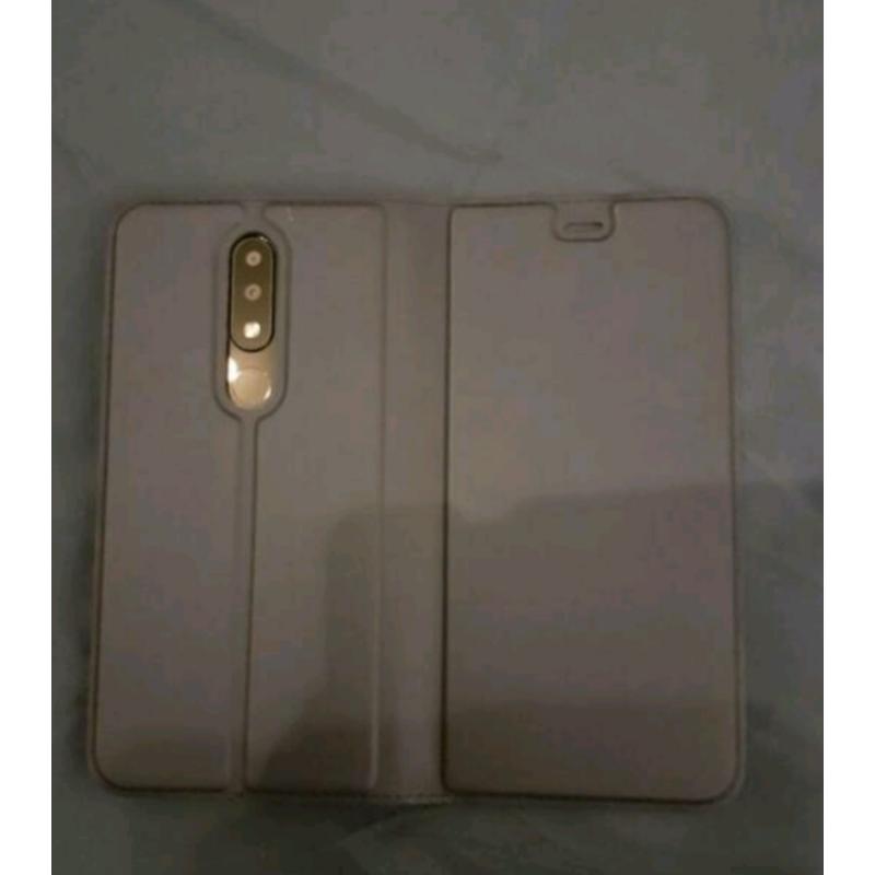 Nokia 5.1 plus met hoesje en bescherming