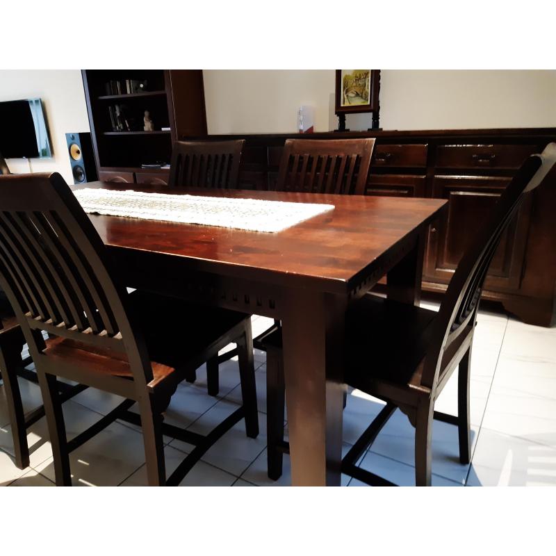 Tafel met 6 stoelen