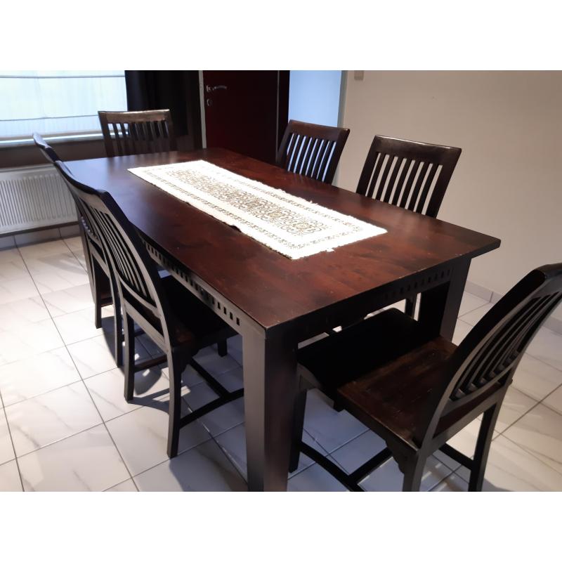 Tafel met 6 stoelen