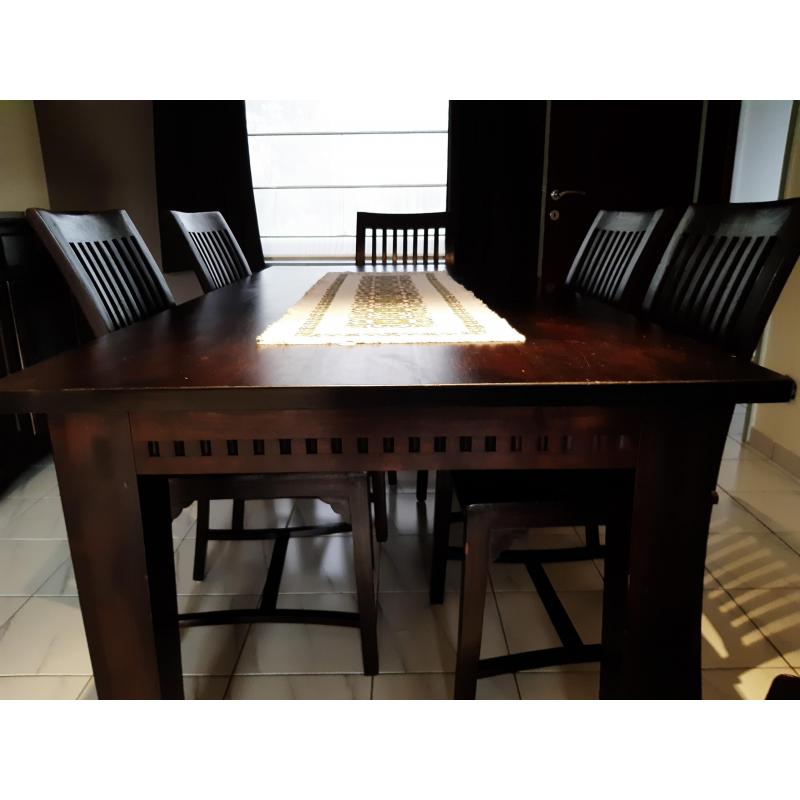 Tafel met 6 stoelen