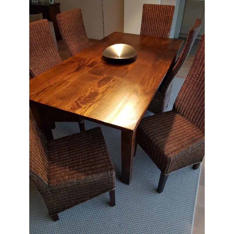 Massief houten tafel en zes stoelen