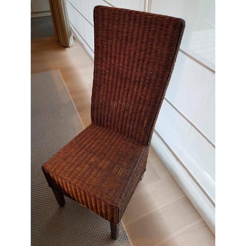 Massief houten tafel en zes stoelen
