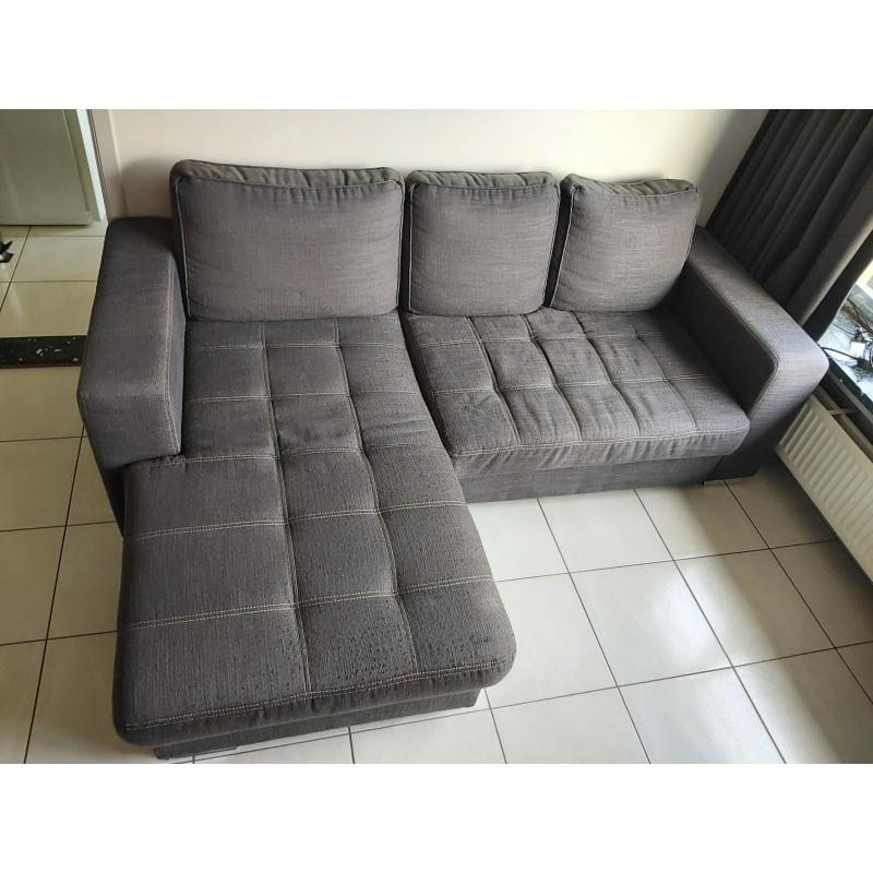 Donkergrijze stoffen hoeksalon met longchair