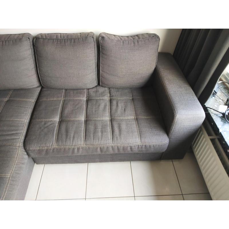 Donkergrijze stoffen hoeksalon met longchair