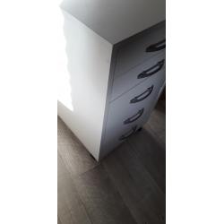 Wit ladekastje op wieltjes