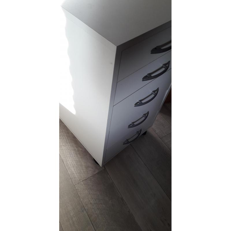 Wit ladekastje op wieltjes