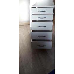 Wit ladekastje op wieltjes