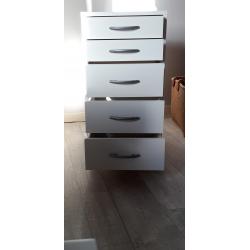 Wit ladekastje op wieltjes