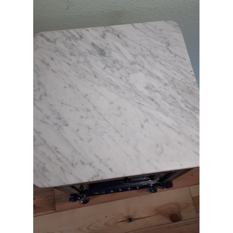 Kastje met marmeren blad