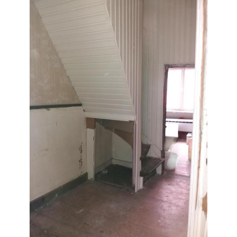 Te renoveren Appartement met handelspand te koop