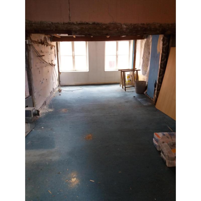 Te renoveren Appartement met handelspand te koop