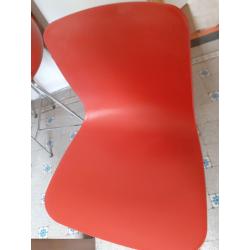 Hoge stoelen Vitra en eettafel