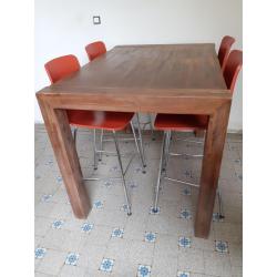 Hoge stoelen Vitra en eettafel